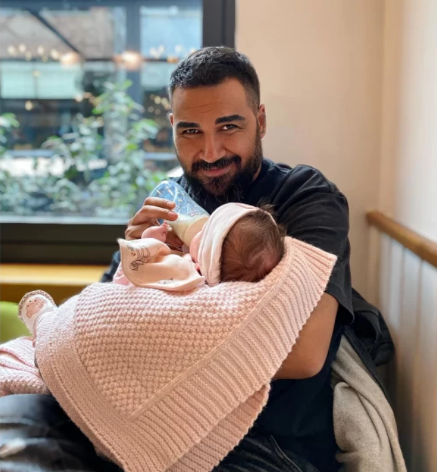 Непознат благослови бебето на Азис, даде му пари (СНИМКА)