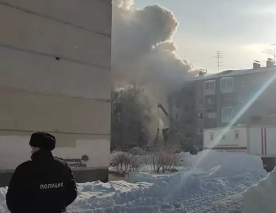 Експлозия и голям пожар в Новосибирск: Срути се вход на жилищен блок, има жертва (ВИДЕО)