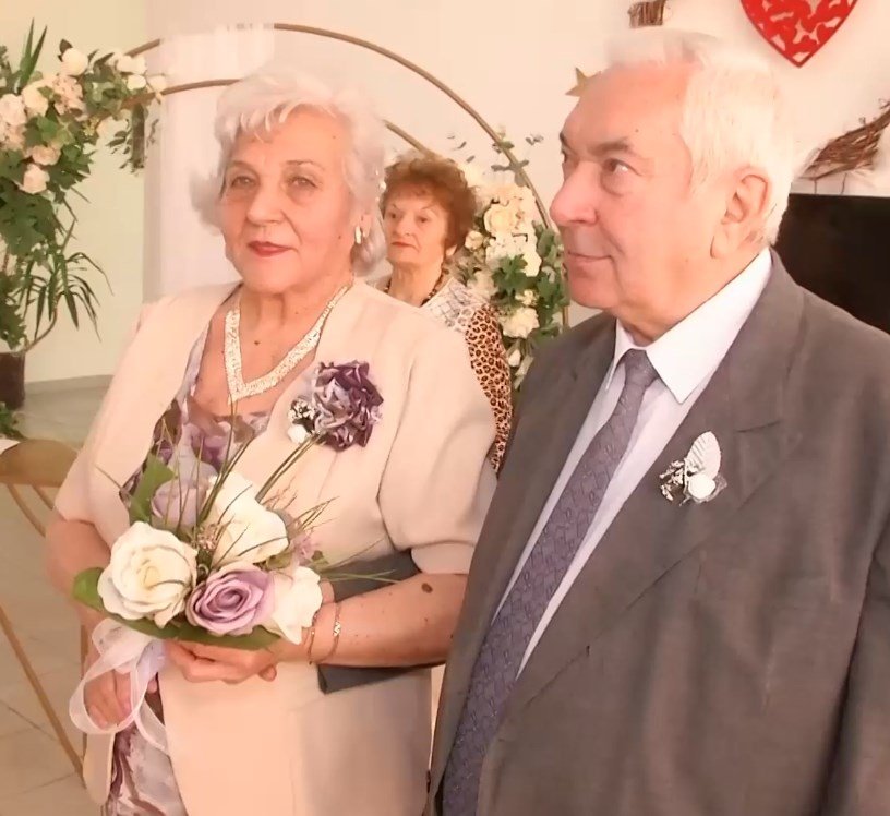 ЛЮБОВ БЕЗ ГРАНИЦИ: Пенсионери се венчаха в старчески дом