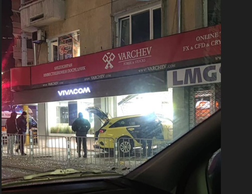 Такси се вряза в магазин в центъра на София (СНИМКИ)