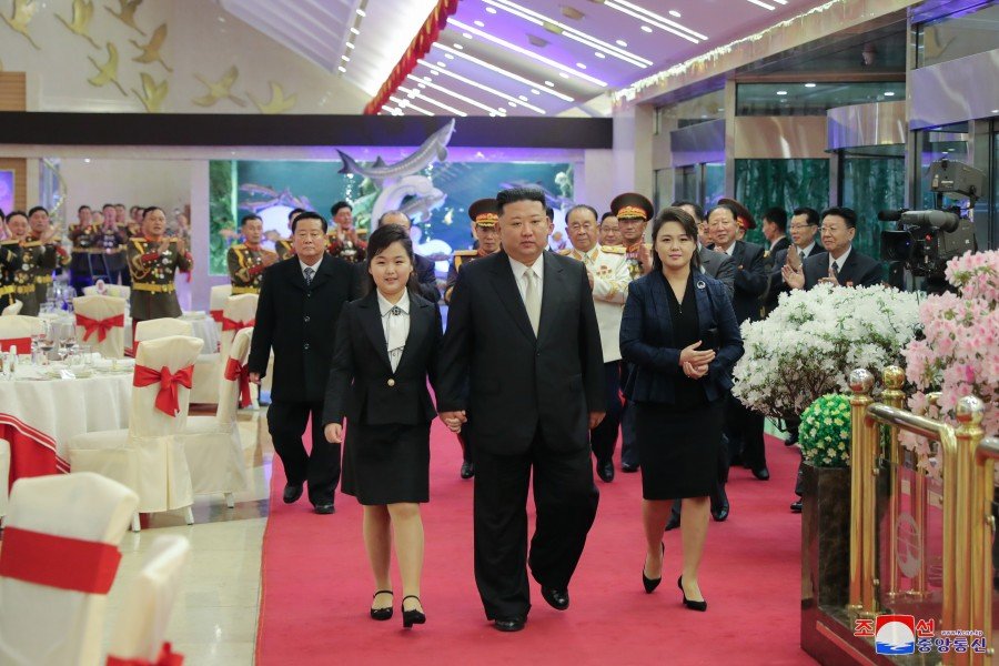 Ким Чен Ун заведе дъщеря си на среща с армията