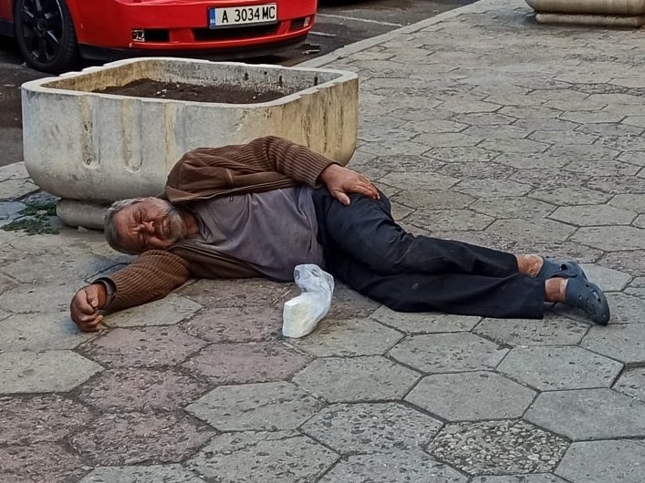 Проклятие от златно имане ли застигна бившия боксьор Рамбо, който умря от студ на пазара в Бургас