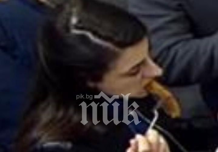 ЕКСКЛУЗИВНО В ПИК: Вижте как Лена налапа наденицата, докато Миро...(СНИМКИ)