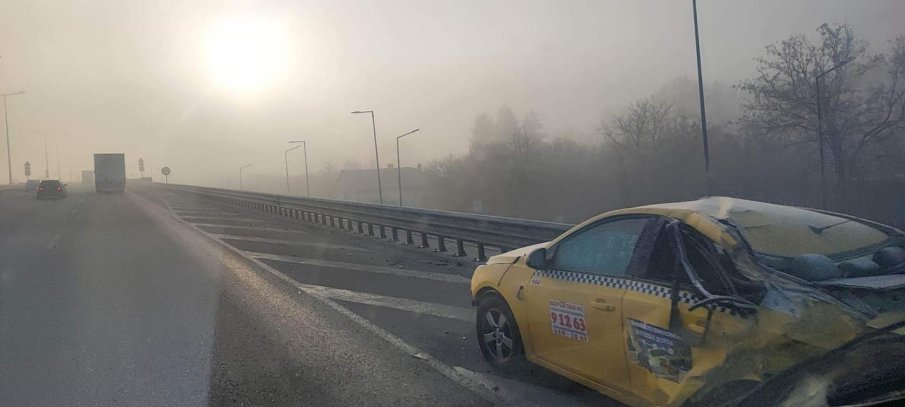 Блъснаха такси на Северната тангента в София