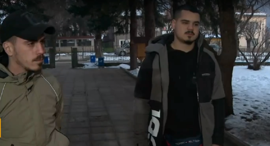 Двама братя счупиха пръстите на ученик в Етрополе заради снежна топка, те отричат: Падна, докато бягаше