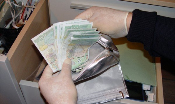 Продавач в бензиностанция забърса 42 бона от касата