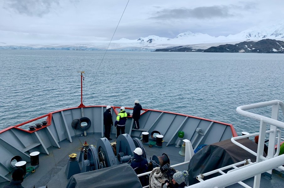 Полярният ни кораб акостира на остров Ливингстън