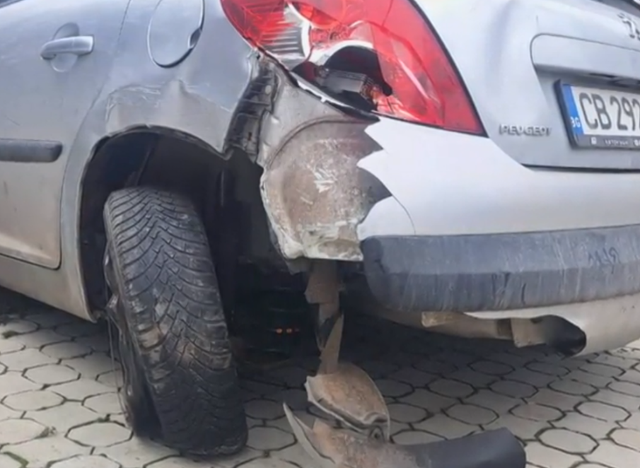 Шофьор се вряза в паркиран автомобил в центъра на София, влачи го 30 метра и избяга