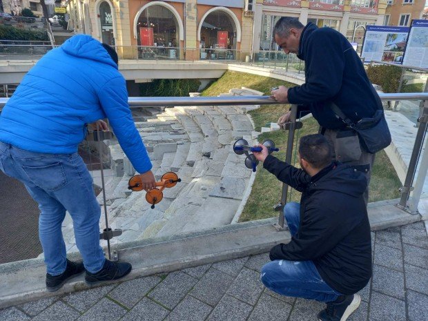 Един месец стигна на общината в Пловдив за счупеното стъкло на Римския стадион