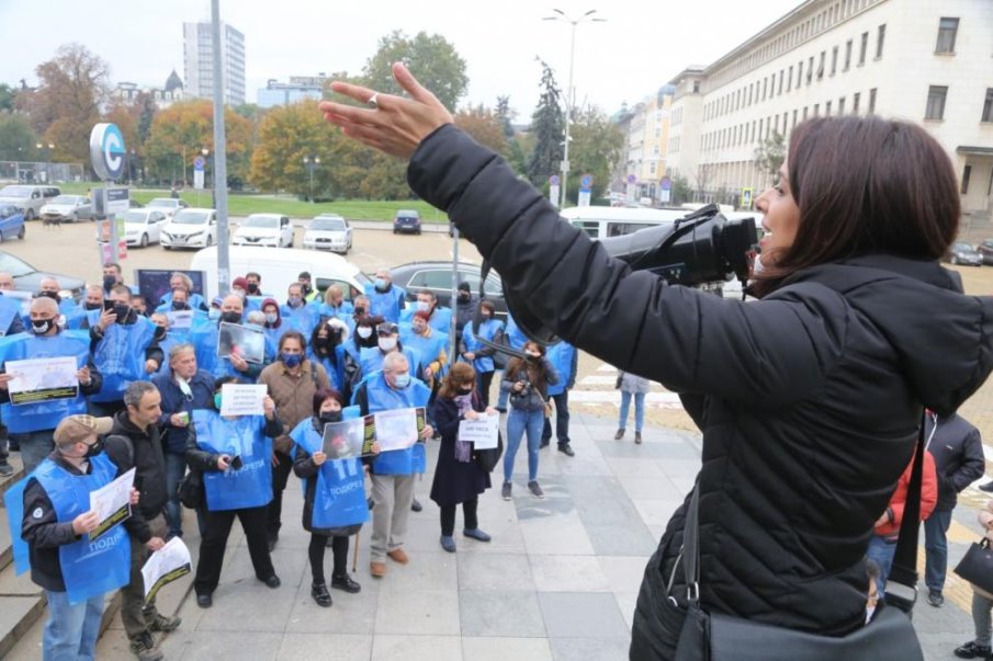 Служителите в три държавни институции се готвят за едночасови протести