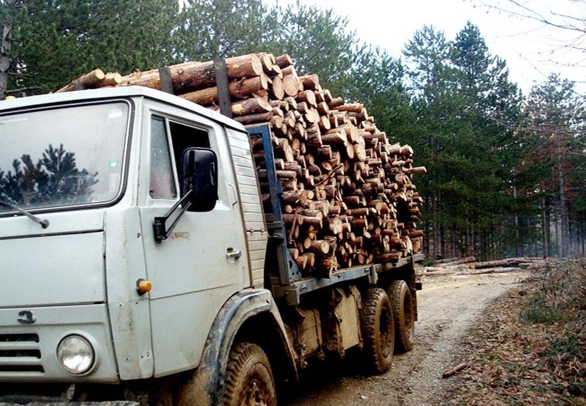 УЖАСНО НЕЛЕПО: Работник загина, затиснат от ремарке в Тервел