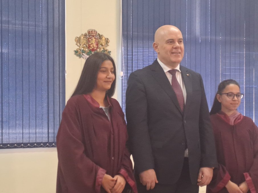 Главният прокурор Иван Гешев пред ученици в Пазарджик: Институциите трябва да си вършат работата, а не да прехвърлят вина (СНИМКИ)