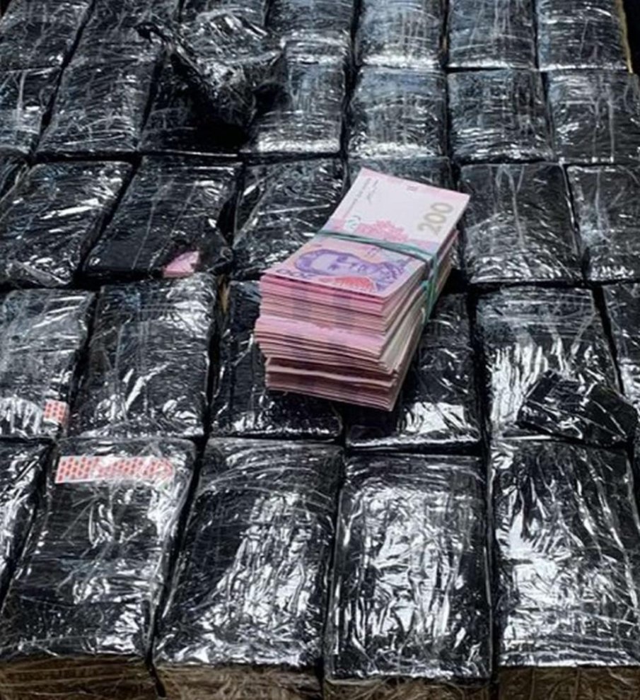 УДАР В ЛЕСОВО: Откриха украинска валута за близо 400 000 лева в стените на микробус