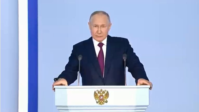 Глобиха руски политик, защото слушал речта на Путин със спагети на ушите (ВИДЕО)