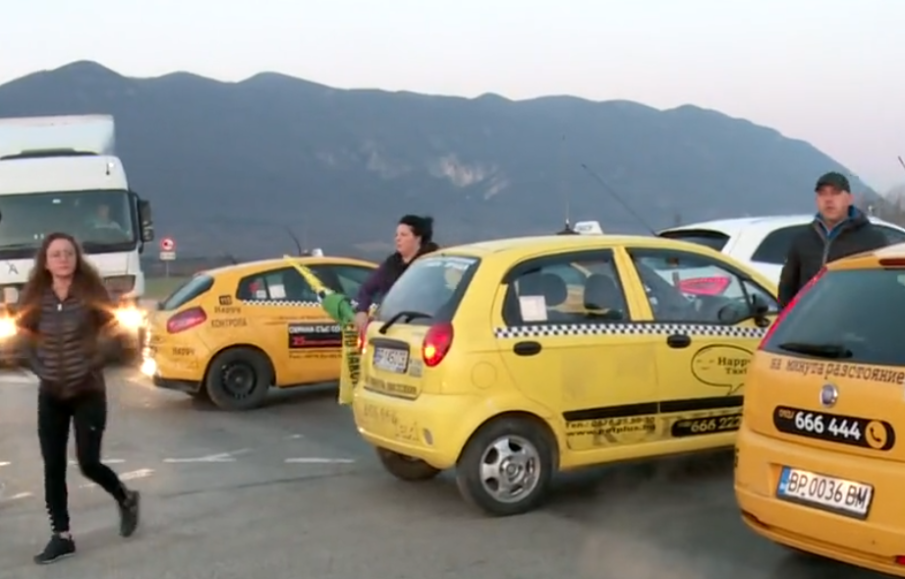 Близки и колеги на загинал шофьор блокираха околовръстния път на Враца