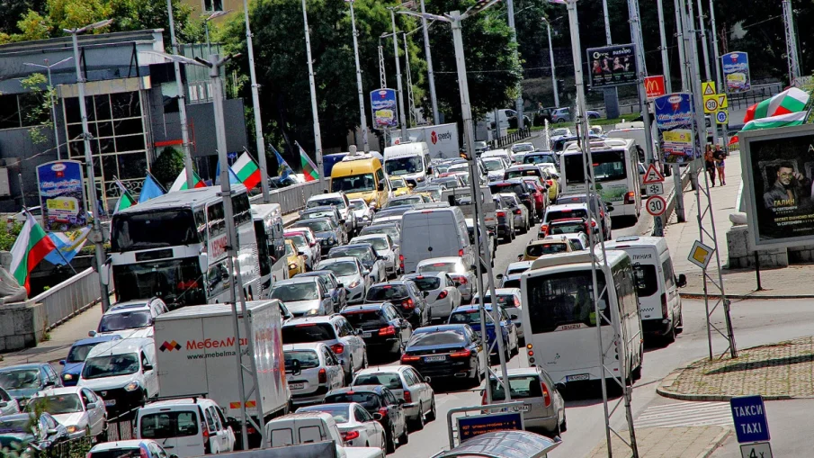 Паника в общината в Пловдив, спешно облекчават трафика на три кръстовища заради безумния хаос