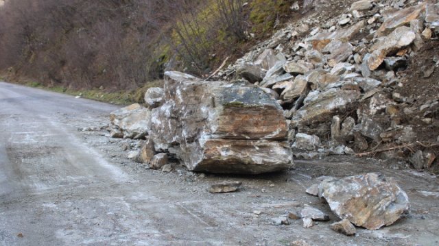 Пуснаха движението по пътя Благоевград - Бодрост след взрив на 20-тонна скала