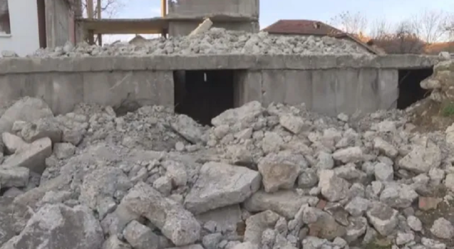 ГНУСНО: Мъртви животни и боклуци до детска градина в Бяла Слатина