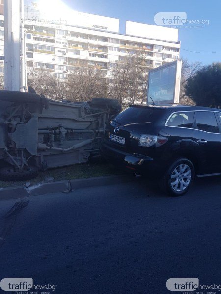 Кола се обърна на кръговото на Панаира в Пловдив