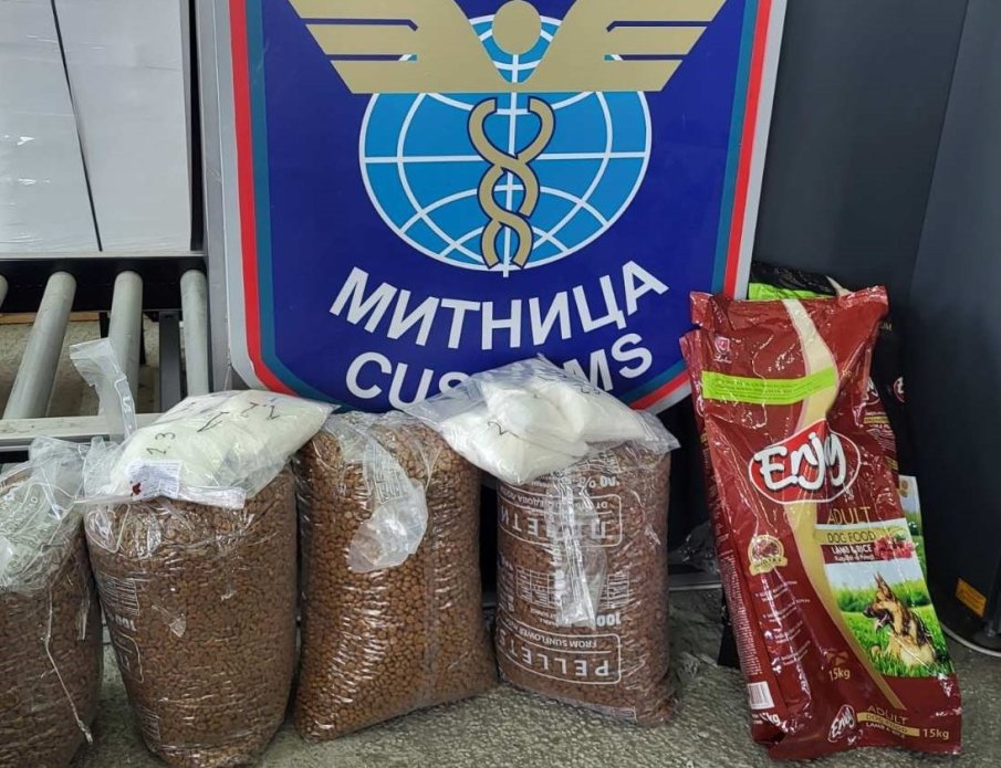Митничари от ГКПП Дунав-мост 2 спипаха 3,6 кг метамфетамин, скрит в кучешка храна