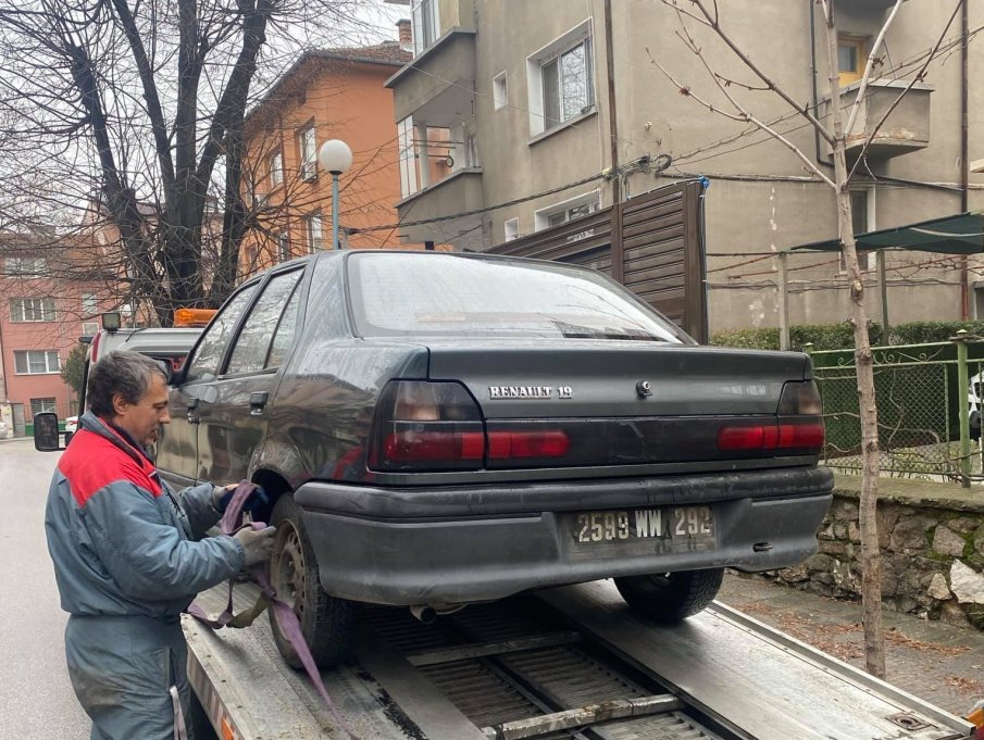 Ще доведе ли забраната за стари коли в София до разчистване на изоставените трошки в центъра на столицата