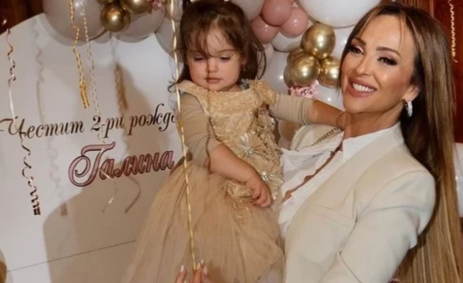 Малката Галина одра кожата на баба си Глория (СНИМКИ)