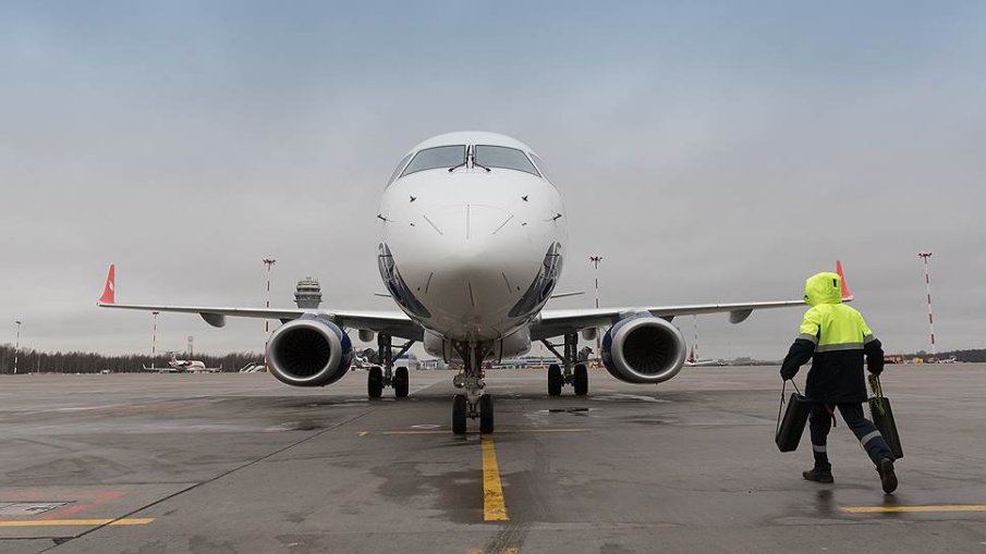 Самолет излезе от писта в Санкт Петербург при аварийно кацане