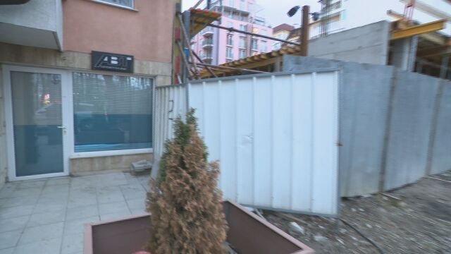 Строеж срути стена на блок в столичния квартал Лозенец, има ранена жена