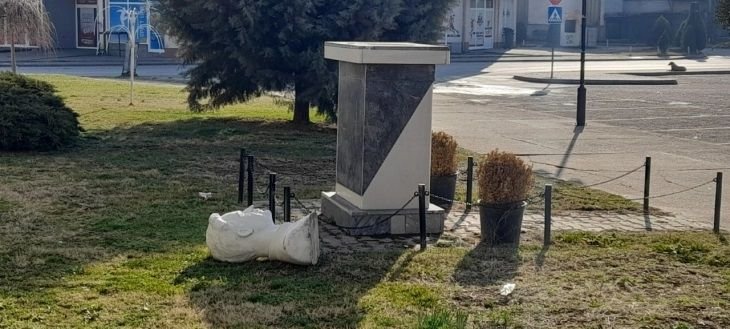 ПОРЕДНО ВАНДАЛСТВО: Обезглавиха паметник на Никола Вапцаров в Северна Македония