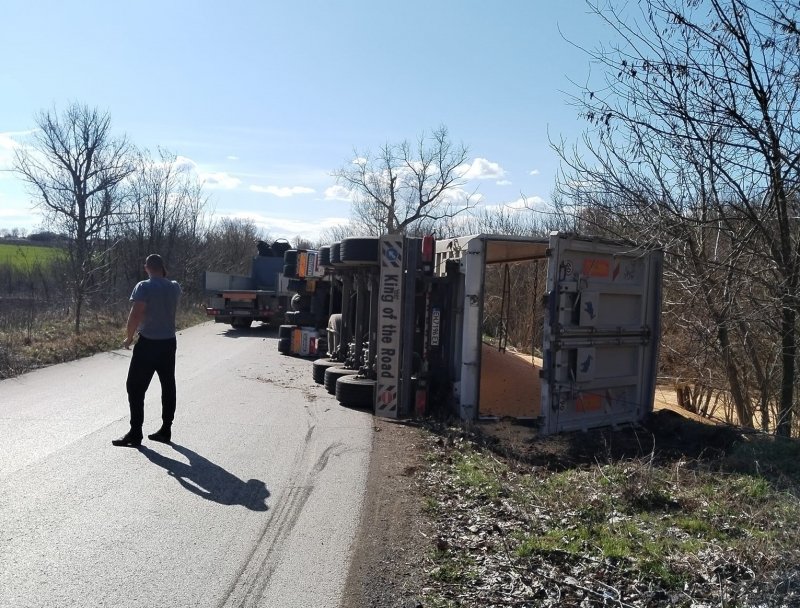 Камион се обърна на междуселски път във Врачанско