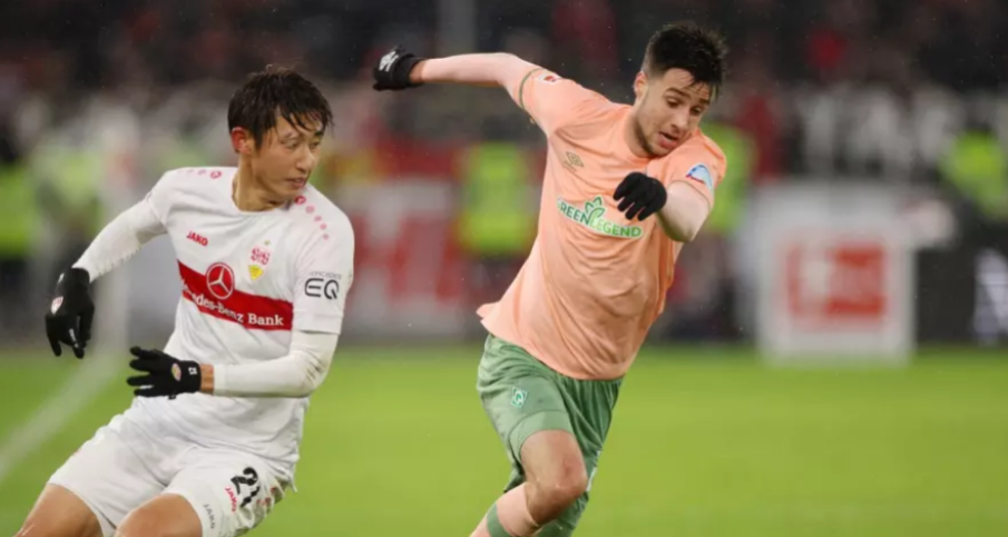 Аякс следи български национал