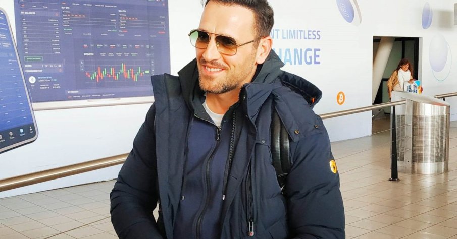 Никос Вертис пристигна в София, фенка го чака 1 час да му поднесе... (СНИМКИ)