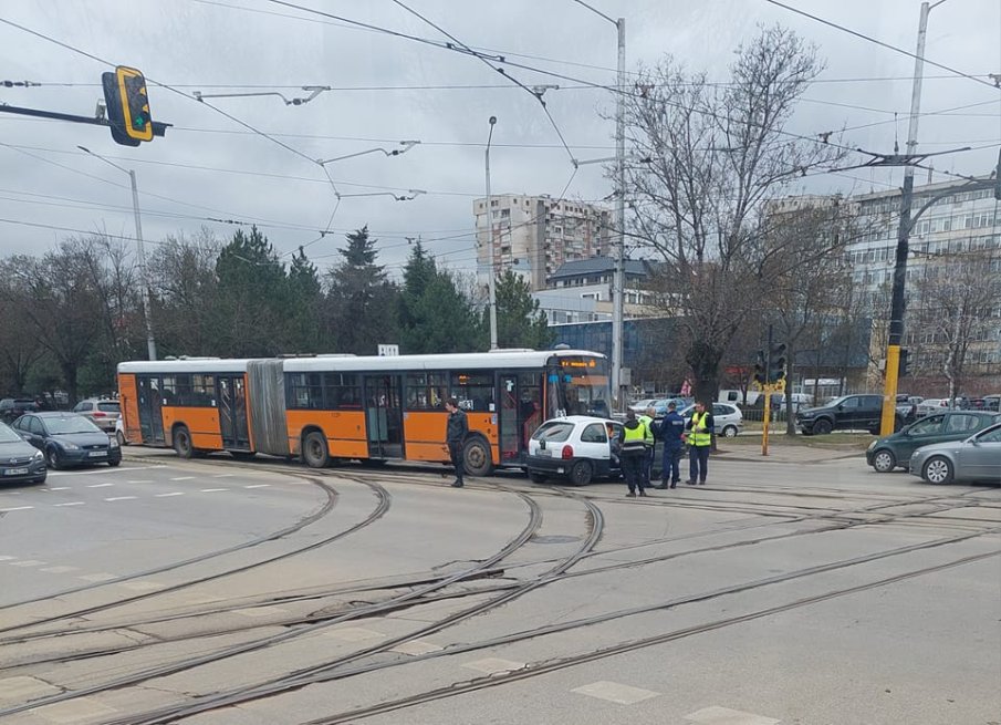 ОТ ПОСЛЕДНИТЕ МИНУТИ: Катастрофа между автобус и кола в София, има затиснат човек (ВИДЕО)