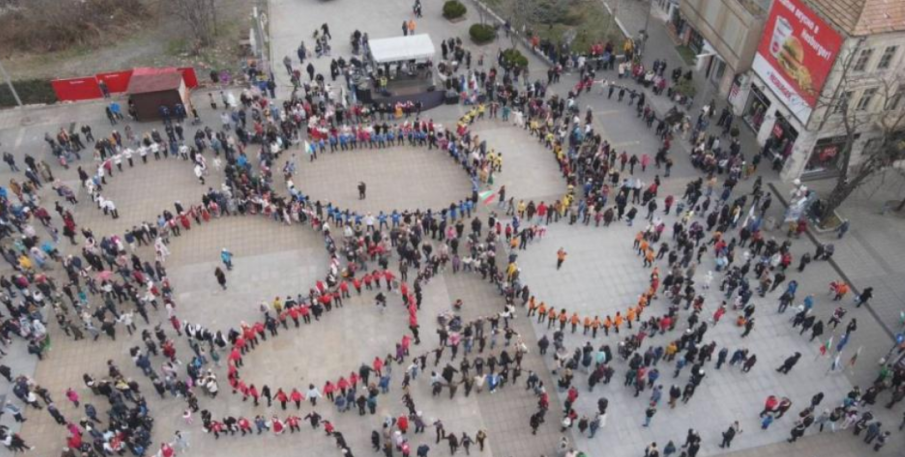 Най-дългото хоро се изви в Бургас за 3 март (СНИМКА)