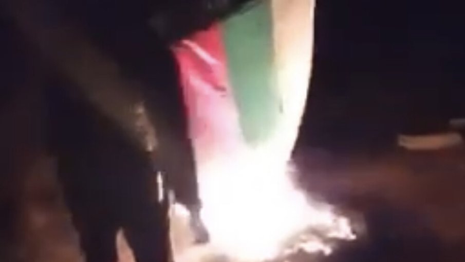 ПОЗОР: 17-годишен запали българското знаме, откраднал го от кметство