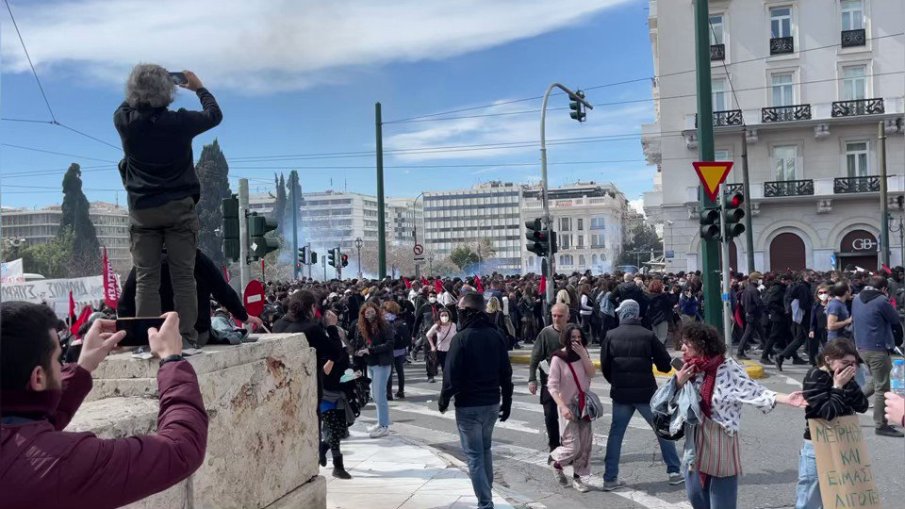 Жестоки сблъсъци между полиция и протестиращи в Атина (ВИДЕО)