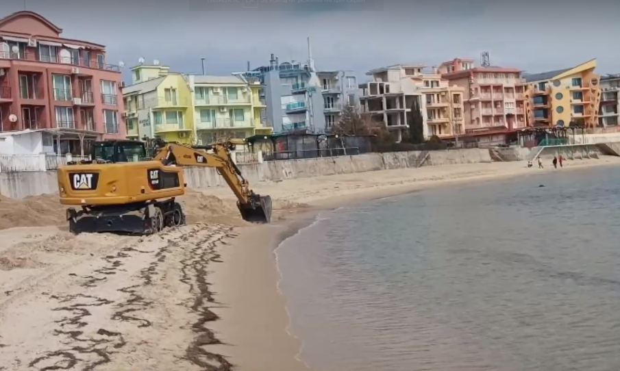 ДОКОГА?! Багер разкопа плажна ивица в Равда