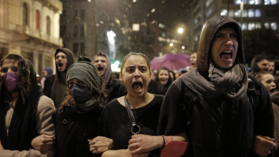 С бомби и камъни студентите в Гърция се изправиха срещу полицията заради влаковата катастрофа