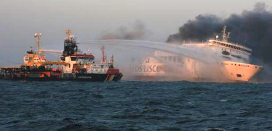 Ферибот пламна в Мраморно море, 30 души пострадаха
