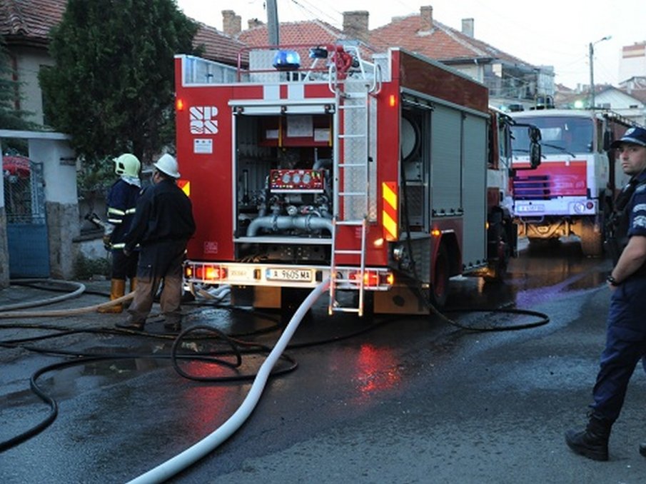 Пожар в Петрич остави на улицата възрастно семейство
