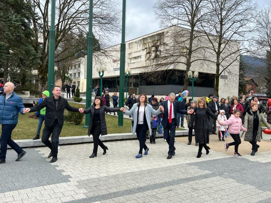 ЗЕМЯТА СЕ ЛЮЛЕЕ: Нинова друсна предизборно хоро в Правец (ВИДЕО)