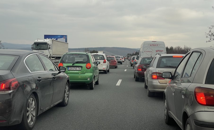 ОТ ПОСЛЕДНИТЕ МИНУТИ: Огромно задръстване на магистрала Тракия към София, шофьори изпреварват колоната в аварийната лента