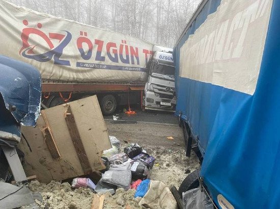Тежка верижна катастрофа с над 20 автомобила в Русия, има загинали деца
