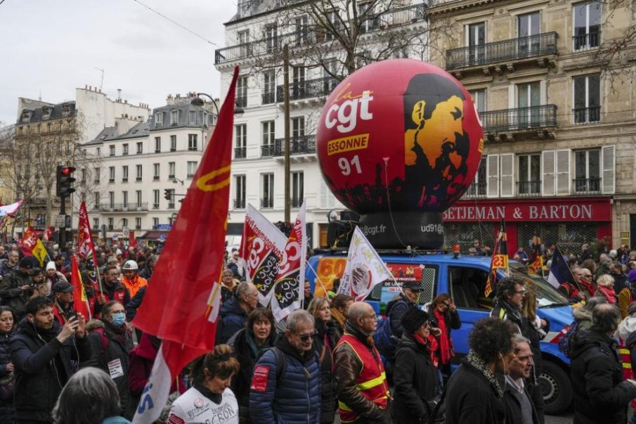 Франция въстана срещу пенсионната реформа на Макрон, плъхове по улиците заради неприбрания боклук