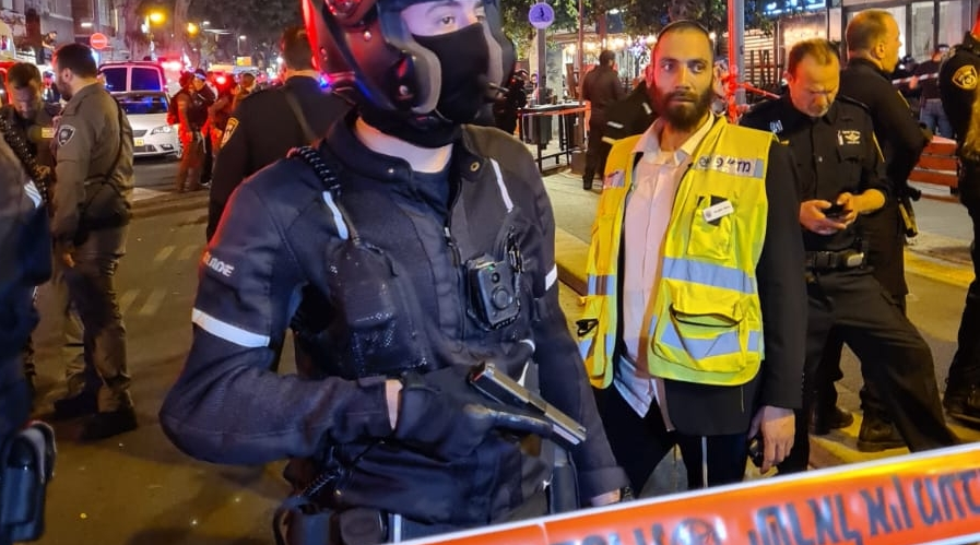 ПОРЕДНО КРЪВОПРОЛИТИЕ: Трима ранени при стрелба в Тел Авив (ВИДЕО)