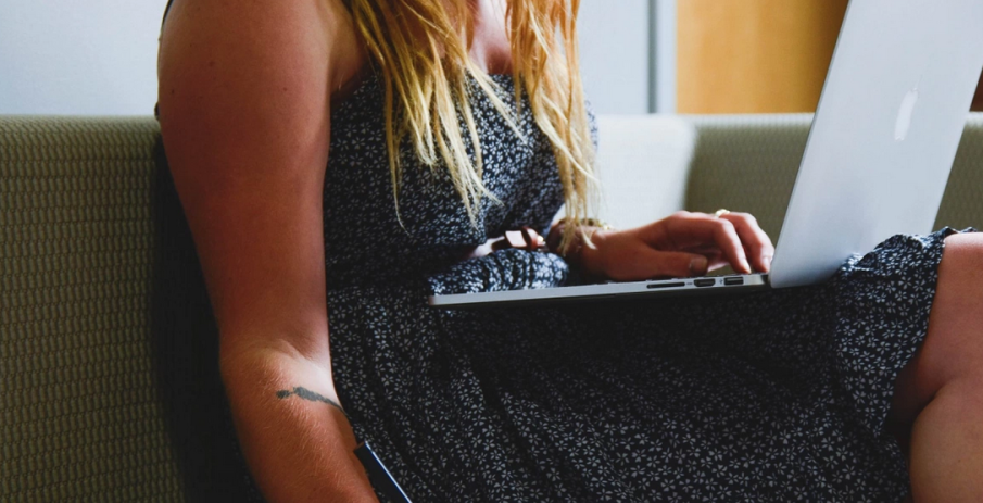 Заетостта на жените у нас е по-висока, но заплащането - по-ниско от това на мъжете