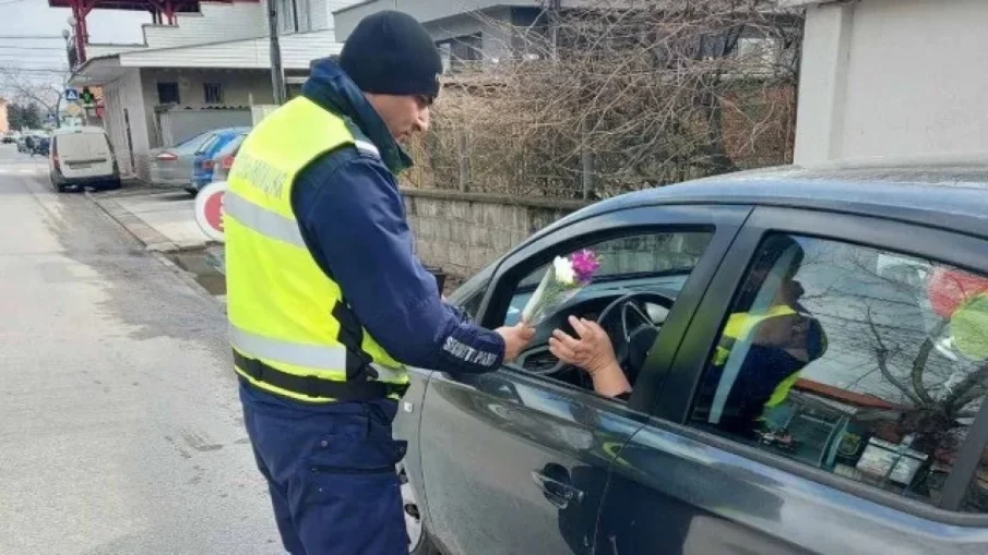 ЖЕСТ: Пътни полицаи раздават цветя на дамите зад волана в Пловдив
