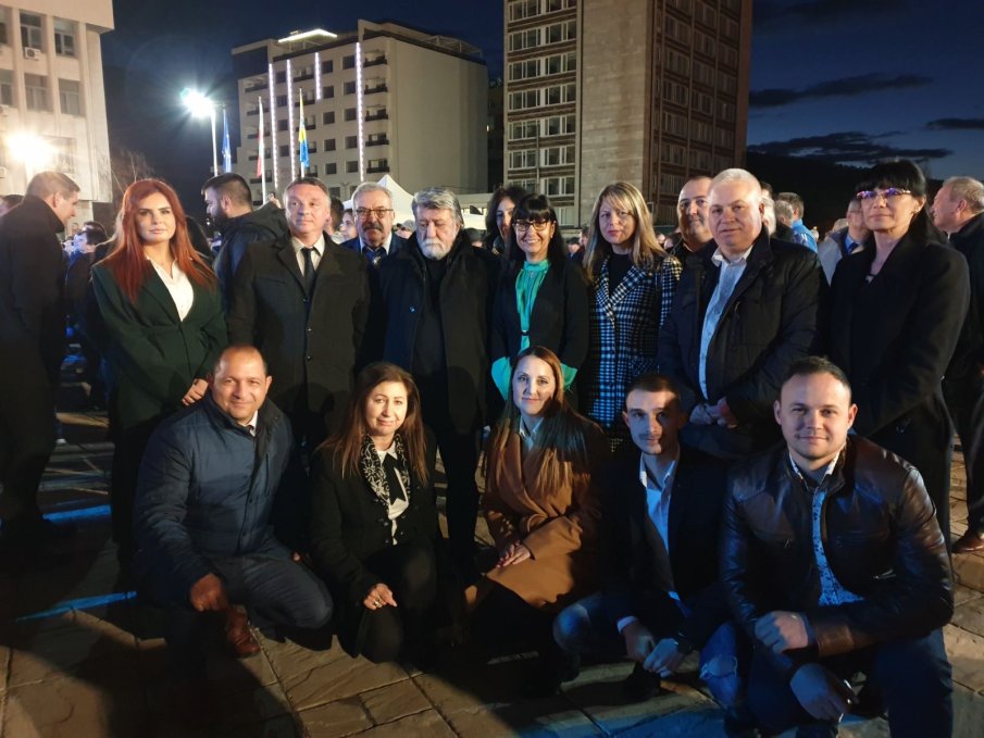 Хиляди посрещнаха Вежди Рашидов в Асеновград (СНИМКИ)