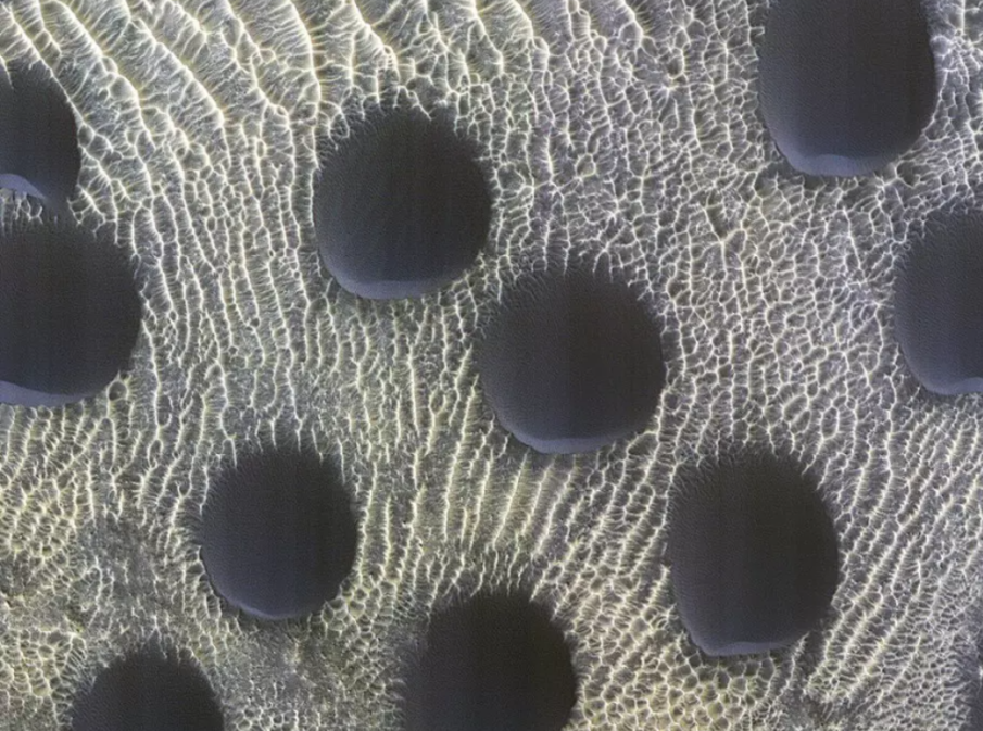 Странни кръгли дюни на Марс се движат със скорост около метър на година