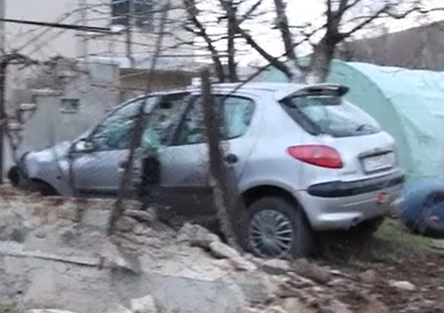 Кола се заби в двор на къща край Благоевград